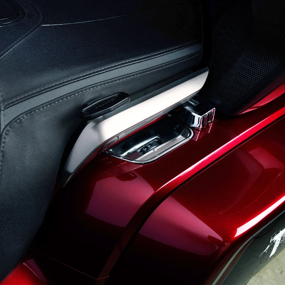 TWINART CHROME Passenger Switch Accent / '18-UP