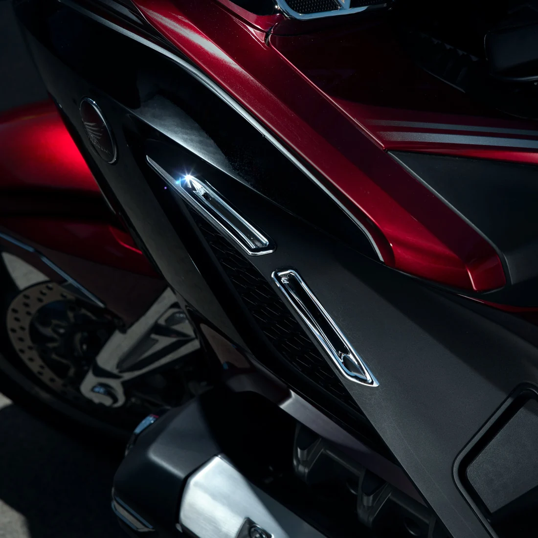 TWINART CHROME Radiator Slot Trim / '18-up